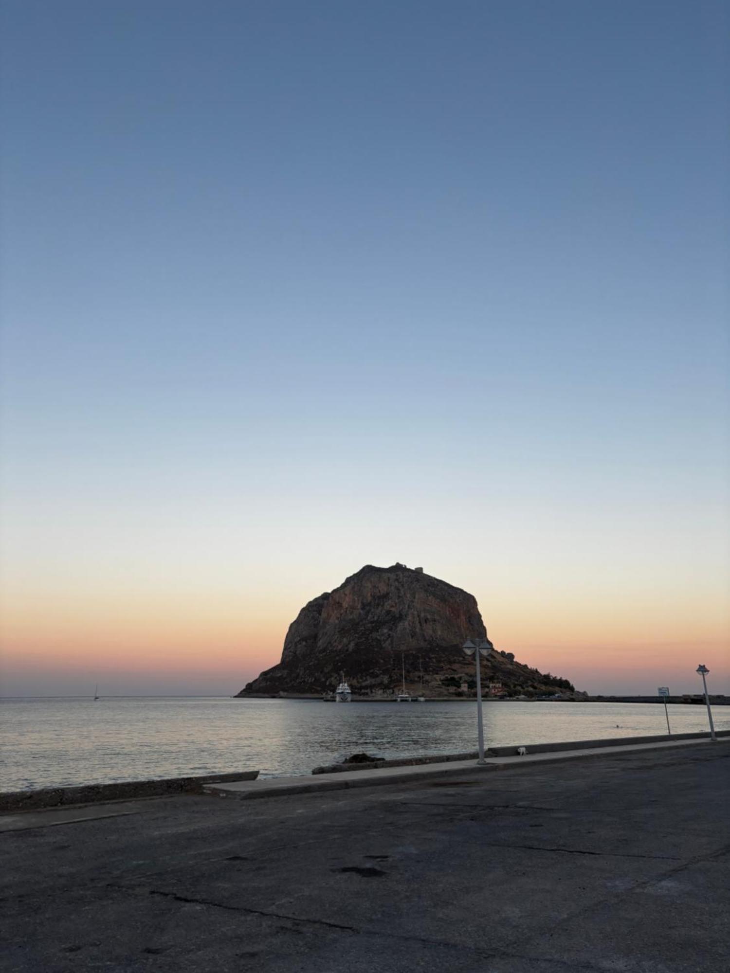 Kanelli΄S Apartments Monemvasia Luaran gambar